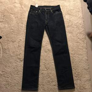 Levis jeans straightmodell  Skick 8/10 använda en del men inga hål eller liknande 