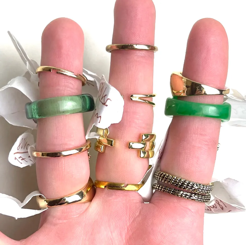 Säljer dessa super söta gröna ringarna med massor av olika motiv! Helt nya, alltså inte använda! Frakt tillkommer 20kr❗️ Priser och storlekar står på andra bilden! 💚. Accessoarer.