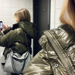 grön trendig jacka⚡️  - Såååå snygg jacka❤️‍🔥❤️‍🔥 eftertraktad och perfekt på! I nyskick och inte använd så mycket. Säljer eftersom jag vill köpa en ny🩷🙏🏻 finns ej kvar! ❗️tryck på köp nu❗️pris kan diskuteras 