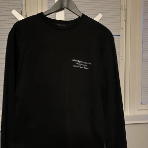 Axel arigato tröja  - Säljer min arigato long sleeve, då den aldrig används. I mycket bra skick. Nypris e 1000. 