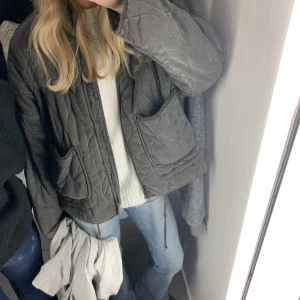 Zara jacka  - Jättesnygg jacka från Zara!😻 perfekt vårjacka i najs material, har några små fläckar vid ärmen men syns knappt, skriv för fler bilder💓liten i storleken, jag är 176 cm 