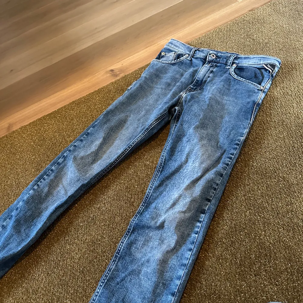 Säljer nu dessa feta Replay jeans i storlek 14a(passar W28). Jätte bra skick! Säljer pga att de inte kommer till användning.. Jeans & Byxor.