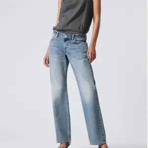 Lågmidjade weekday jeans i modellen arrow 💞De är i fint skick utan defekter men jag säljer dem för att de inte kommer till användning!😋