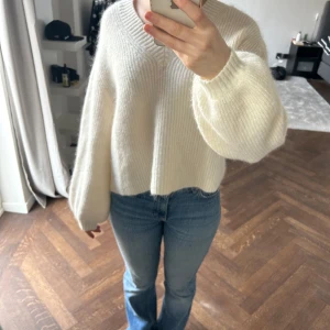 Stickad tröja - Säljer min vita stickade tröja. Lite v-ringad och är använd ett fåtal gånger! Säljer på grund av att den inte kommer till användning!