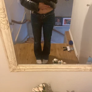 Utsvänga jeans  - Säljer dessa jeans från Kappahl använda men bra skick👚🩷
