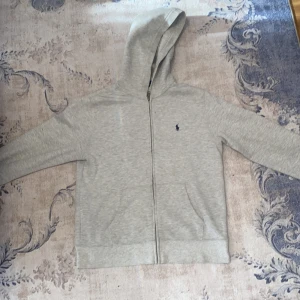 Ralph lauren zipper - Hej, säljer en Ralph lauren zipper i barn storlek, använd i ungefär 3 månader ganska nyskick