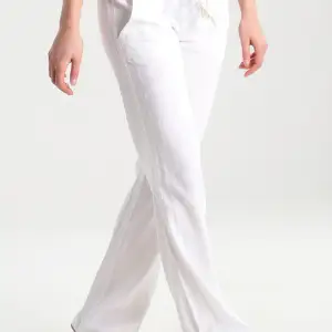 Jag säljer mina helt nya Roxy linne byxor i vit!!💕