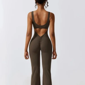 Nyköpt Brun Flare Jumpsuit - Jättefin jumpsuit i brun röd-ish färg. Helt nyköpt, inte ens testad! tanken var att ge bort i present men nu blev det inte så 🤎säljer en liknande i vit, se i profilen 