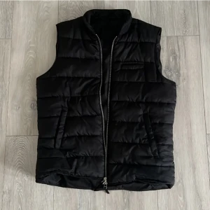 John Henric väst  - Säljer den här feta och stilrena John Henric västen som är väldigt fräsch med inga tecken på användning alls. Skick 9/10, den är väldigt lättviktig och perfekt inför våren. Retail pris: 1600 kr Mitt pris: 550 kr Hör av vid frågor eller funderingar