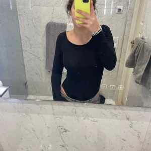 Svart body - Svart body med urringad rygg😍