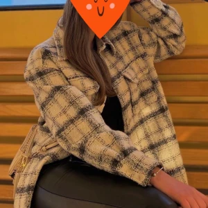 Skjortjacka - Hejsan! Har tyvär aldrig haft nån användning av denna förutom ett tillfälle, storlek XS men är oversized i storleken