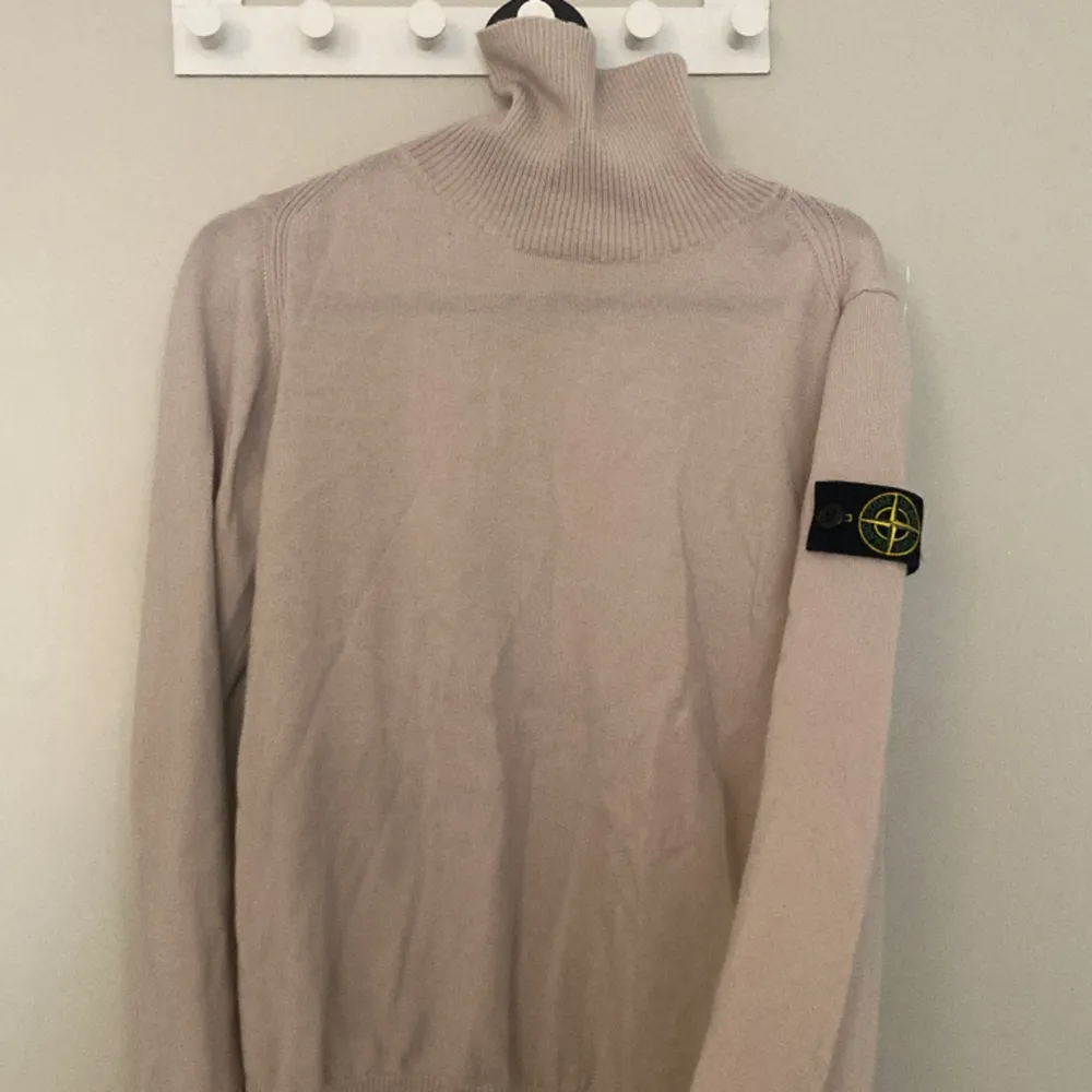 Stone Island junior polo tröja. Strl 170 så passar även en vuxen XS-S! Möts upp i malmö och fraktar:). Tröjor & Koftor.