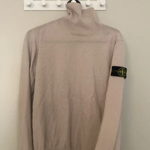 Stone Island tröja - Stone Island junior polo tröja. Strl 170 så passar även en vuxen XS-S! Möts upp i malmö och fraktar:)