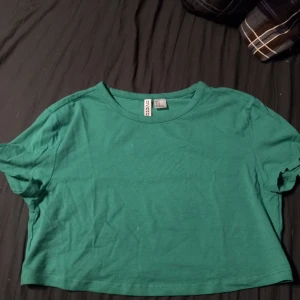 Grön magtröja - En jätte gullig grön magtröja ifrån h&m. Endast testad, ganska kort. Skulle säga att den passar bäst på någon som har en liten midre byst, då jag haft problem med att den åker upp för långt när man sträcker upp armarna.