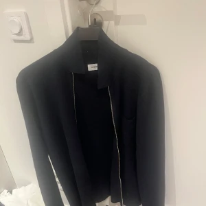 Samsoe samsoe kofta - Säljer nu min samosoe samosoe kofta då den ej kommer till användning. Den är i nyskick!