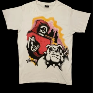 Stussy T-shirt  - En stussy T-shirt i storlek S. Bra skick. Säljs för att den inte används längre.