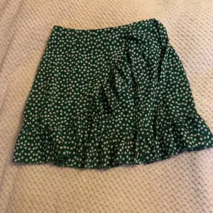 En gullig kjol med falanger perfekt för sommaren. Säljer då den inte kommer till användning. Storlek 36 men funkar oxå för 34. Pris kan diskuteras 💚