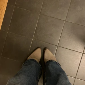 Klackskor - Beiga cowboy/western ”inpererade” boots/klackskor från Zara basic. Klacken är 6 cm hög från innersidan och 8,5 från bakre delen av skon/hälen. 👢💕