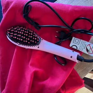 Värmeborste  - Säljer min värmeborste då jag har för många värmeverktyg. Köpt på Ica för ca 400 kr 