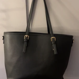 •Svart handväska - Jag säljer en svart skinnväska, då den inte har kommit till användning tyvärr. På ena bandet så är den lite sliten, men det är inget som enligt mig varken märks eller stör. Väskan kommer från zalando och är köpt för 500kr, men säljs endast 200kr💕