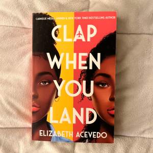 Boken Clap when you land av Elizabeth Acevedo! Jättefint skick🩷