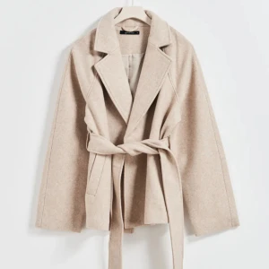 Kort Kappa  - Säljer min fina kappa från Gina i storlek M då den inte kommit till användning ❤️‍🔥 prislapp kvar !! Nypris 700kr