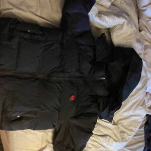 Trapstar jacka  - Hej jag säljer min trapstar jacka den är värd 6000 kr. Den är äkta och är i bra skick. Jag säljer den för att behöver pengar till bil.