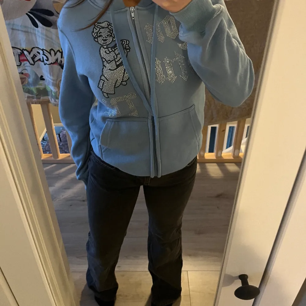 Säljer denna Hoodie ifrån ”vonstudio”, då jag ej använder den längre🩵. Jag har använt tröjan några enstaka gånger så är i ny skick. (Har lånat andra bilen) men alla diamanter sitter kvar, bara att skriva för fler privata bilder.🦋Orginalpriset är 800🩵. Hoodies.