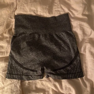 Träningshorts - Säljer då jag inte får någon användning för dem, skriv privat för bilder med shortsen på! Tryck på köp nu💕