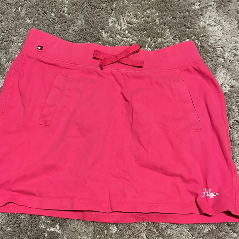  Väldigt fin rosa kjol från Tom Hilfiger som man kan gå till stranden i säljs på grund av att den är för liten liten. Kjolar.
