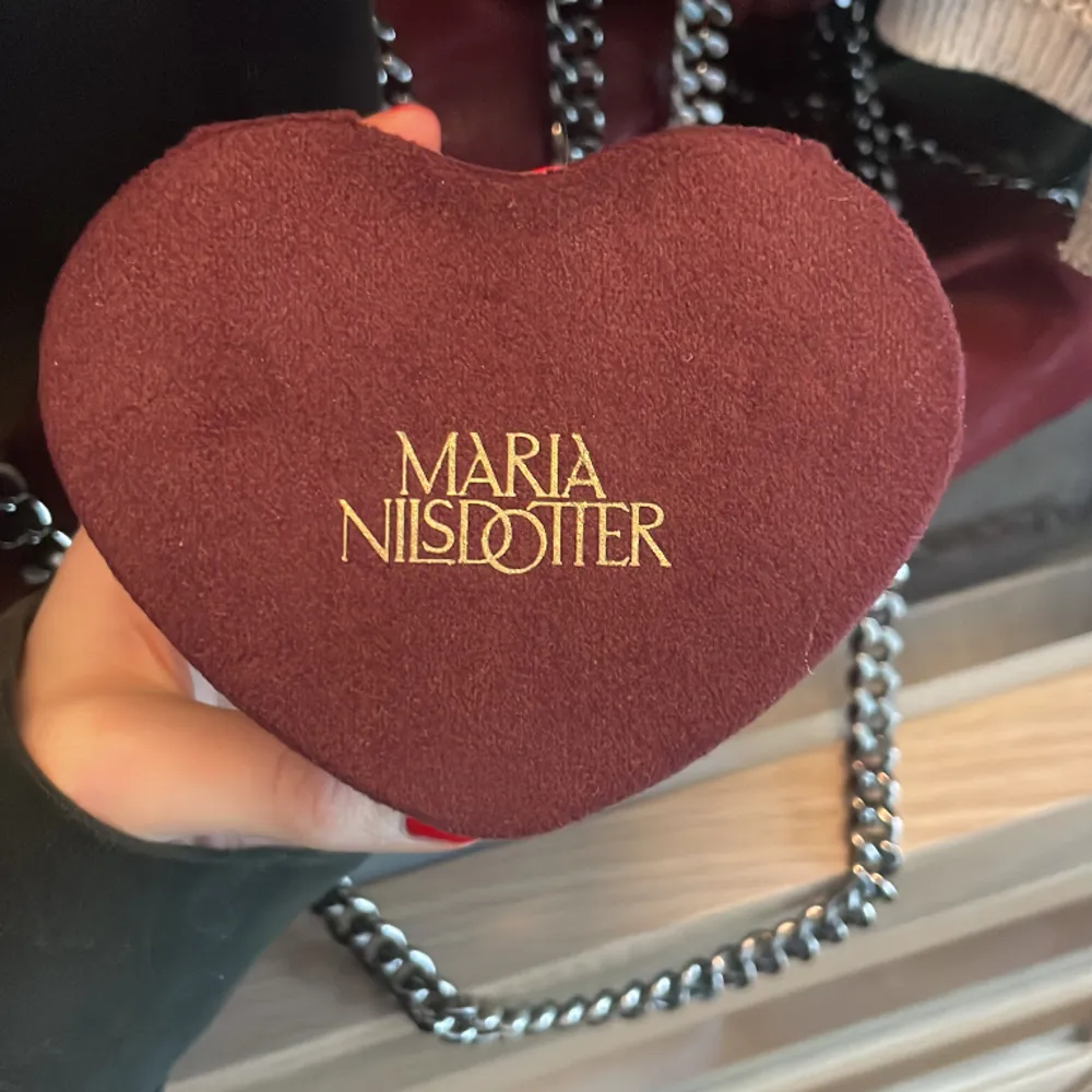 Intressekoll på en helt ny Maria Nilsdotter ask nypris:1000kr. Accessoarer.