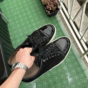 Lanvin - Lanvin i exemplariskt skick. Inga defekter eller liknande. Allt OG medkommer och har även digitalt kvitto. Tveka inte på att kontakta mig vid minsta lilla fundering😁