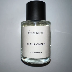 Essnce parfym Fleure Chere - Supergod, parfym av Essnce. Dupe på baccarat rouge 540. Perfekt blandning av sött och fräscht. Säljer då den inte kommer till användning längre. 