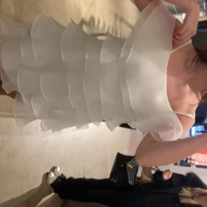 By malina klänning  - Säljer nu denna klänning som passar perfekt till studenten, använd en gång. Ny pris 3000 kr! Skriv för fler bilder🩷