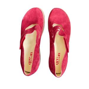 Röda skor i mocka som tyvärr inte kommit till användning, jättebra skick 🥰 Skriv för fler bilder ❣️