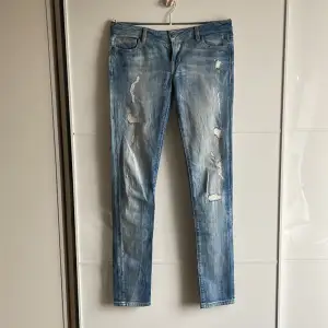 Älskade Guess jeans, modernt slitna 