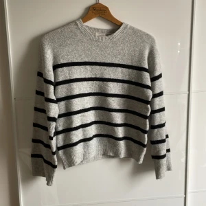 Varm mysig Mangu stickad tröja  - Mjuk tröja perfekt under en vårjacka 