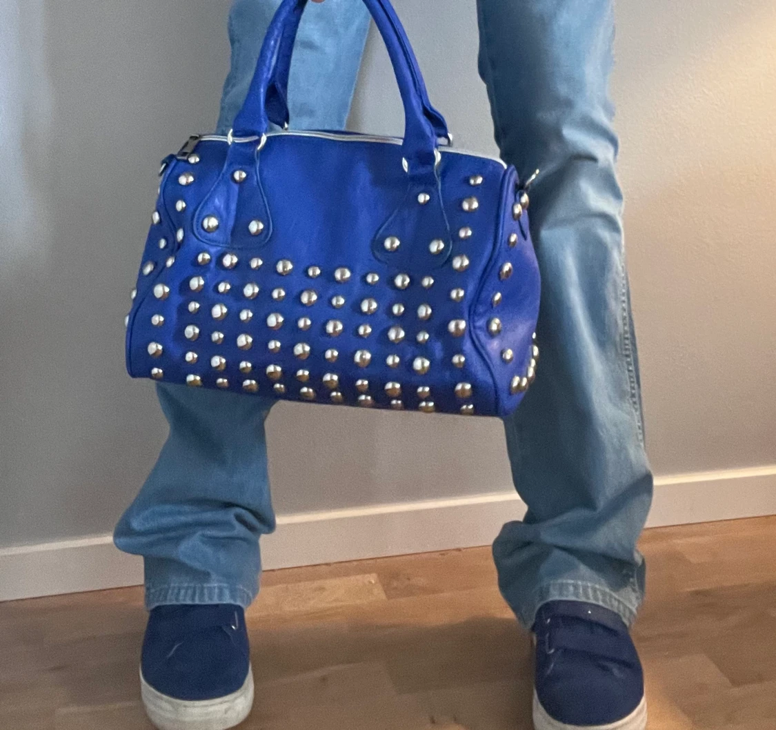 Väska med nitar 