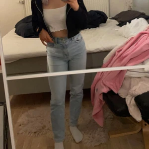 Jeans från Gina Tricot  - Mom jeans från Gina Tricot, bra skick, storlek 34. Säljer pga att de inte används längre. Pris 200