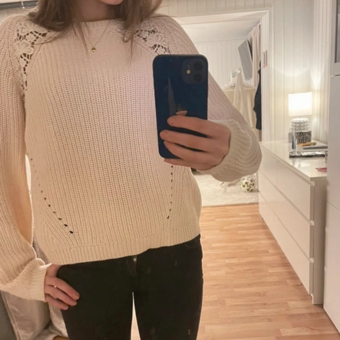 Stickad tröja med detaljer 