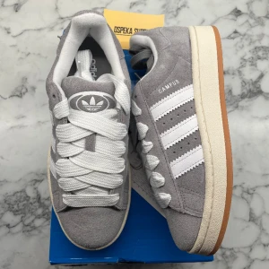 Adidas Campus 00s White Grey - Helt nya och oanvända Adidas Campus 00s ”Grey White. Storlek 36 2/3.. Pris: 1399. Obs: Lådan är skadad. Skicka ett meddelande vid intresse eller frågor.  Mvh, Oscar 