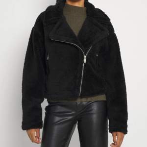 Säljer denna svarta Teddy jacka från NA-KD strl S. Knappt använd. 350kr+ frakt