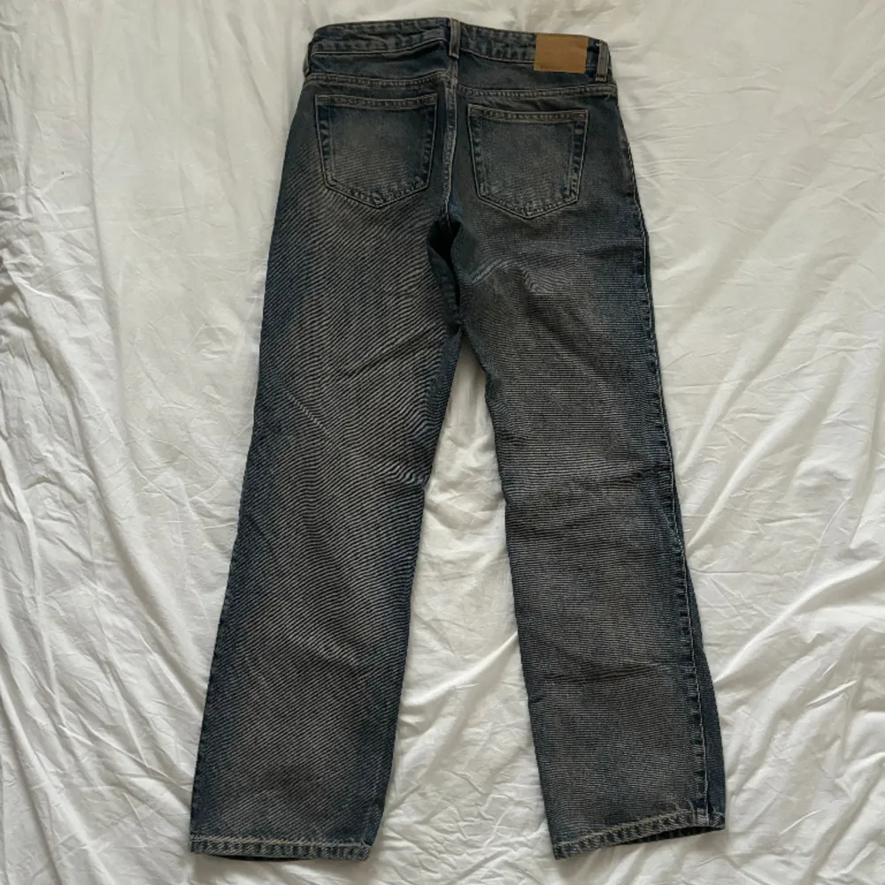 Midja: 72cm Längd: 95cm  Innerbenslängd: 72cm  Frakten står för köparen, fråga ifall det är något ni 💭! . Jeans & Byxor.