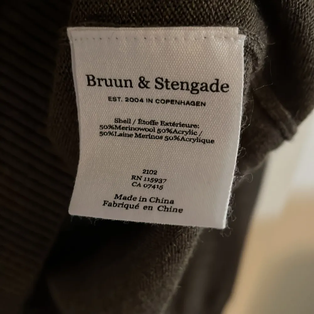 En riktigt snygg zip från Bruun & Stengade. Tröjan är i väldigt bra skick. Nypris 700:-. Tröjor & Koftor.