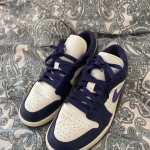 Lila Air Jordans  - Äkta jordans som endast varit använda en gång, säljs för dem inte varit till nån användning och inte längre passar min smak.  Inga defekter eller likande och den originals skokartongen följer med🤍
