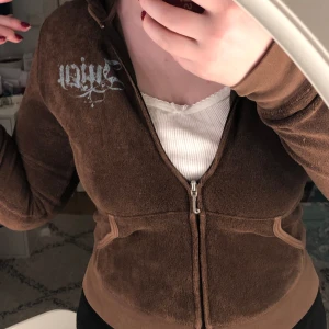 Juicykofta - Brun juicykofta i okej skick, köpt från sellpy. Storlek M men skulle säga mer S!