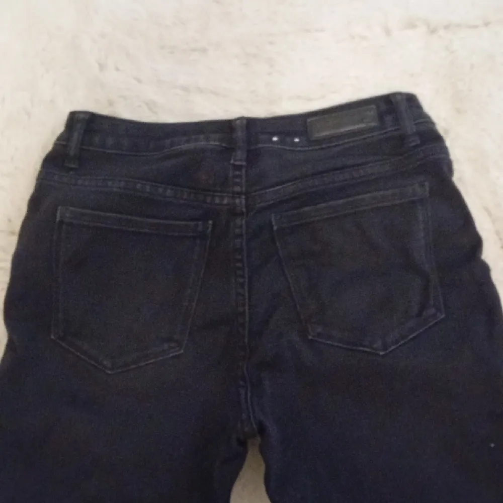 I bra skick, skinny jeans från pieces. Original pris på runt 300, säljer för halva det, 150kr, pris kan diskuteras. . Jeans & Byxor.