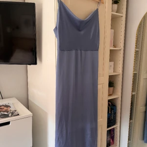 klänning  - Superfin klänning spm jag hade på min bal i nian! Den är i väldigt bra skick och endast använd en gång🥰Den är i storlek 40 men sitter som en 38/S