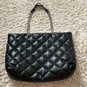 Läder väska - Stor väska med ett stort fack och tre små i. Den är lite trasig som ni ser på sista bilden men den funkar fortfarande. Den stämd med magnet