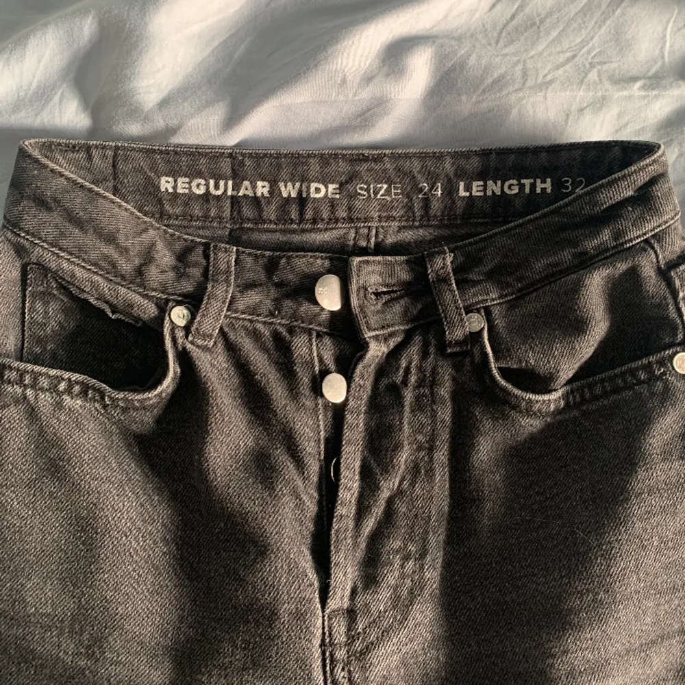 Svarta högmidjade jeans, storlek 24 och längd 32🤍 Använt skick, därav priset. Jeans & Byxor.